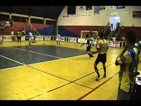 Gagál faz o quarto gol do Taboado Futsal do meio da rua.Copa Jales.