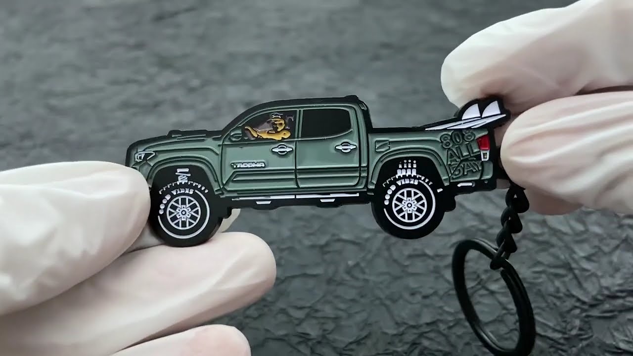 2179-绿色卡车喷漆和电镀黑色异形钥匙扣