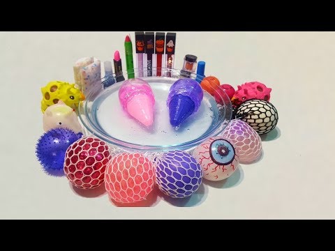 Mezclando clear slime con pelotas y maquillaje Video