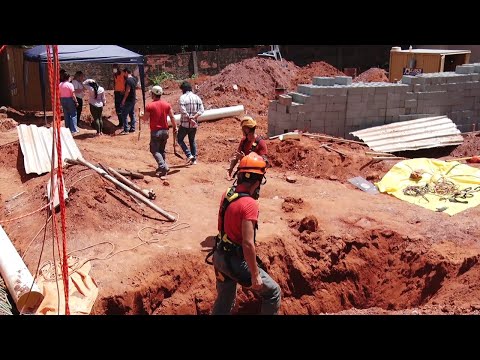 Homem fica preso em buraco após tentar salvar cachorro