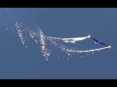 "WALKING ON AIR" PYROTECHNICS GLIDER FLIGHT / PAWNEE TUG AT DUSK - WESTON PARK RC MODEL SHOW - 2014