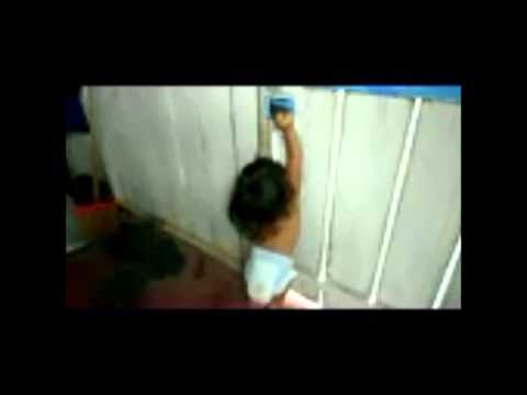 Criança destrancando porta