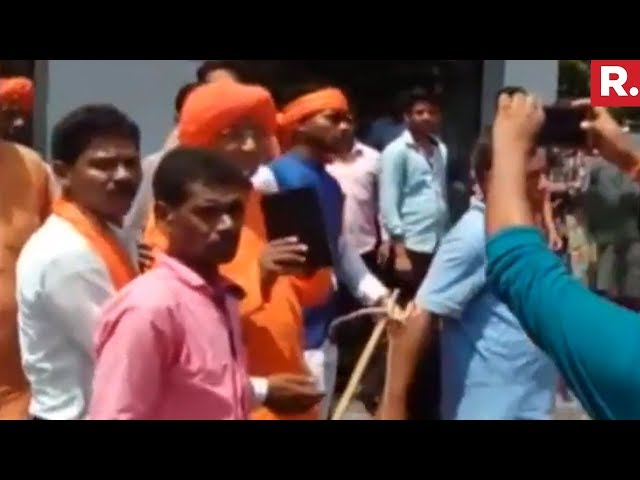 Swami Agnivesh Thrashed Allegedly by BJP Youth Wing Workers for 'Anti-Hindu' Stance Swami Agnivesh Thrashed Allegedly by BJP Youth Wing Workers for 'Anti-Hindu' Stance