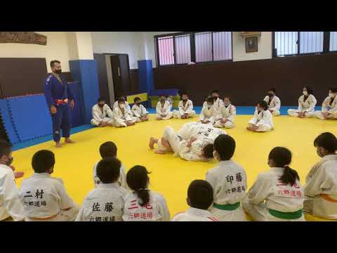 大内刈りで投げた後抑え込みに入る時に脚を絡まれない様にするには・・・を練習しました。