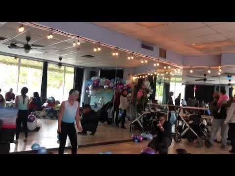 Davna singing Let it Go at a birthday party. My little Elsa ❄️