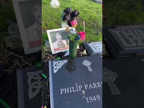 Visiting the grave of Phil Lynott from Thin Lizzy   #thinlizzy #phillynott #ireland