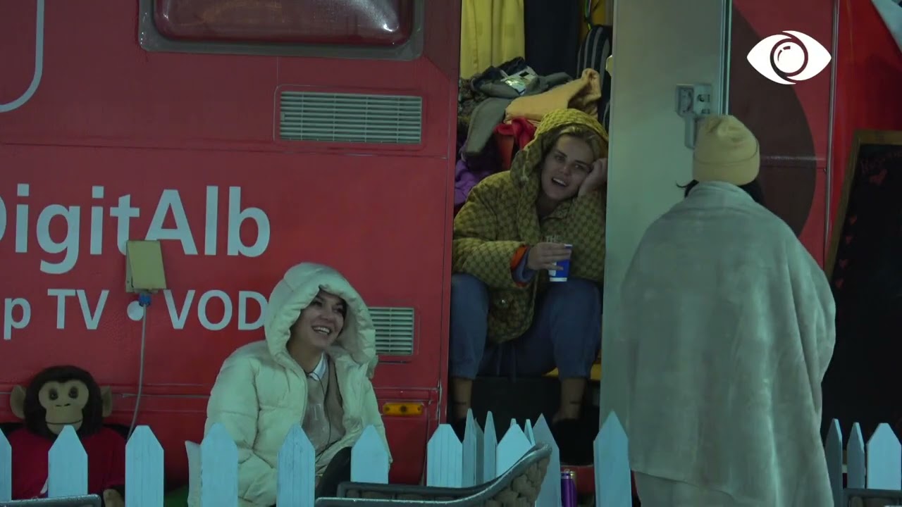 Vajzat shpërthejnë në të qeshura/ I tregojnë Mikelës rrengun