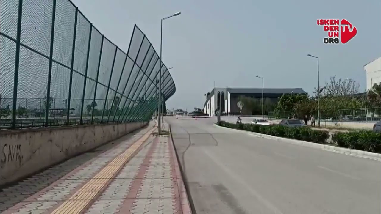 Fırtına futbol sahasının tel örgülerini devirdi!