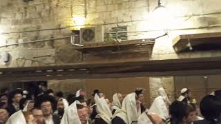 הציבור בתפילה בשער הכותנה