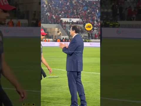 رئيس الوداد الرياضي أيت منا يُحيي لاعبيه بعد نهاية المباراة
