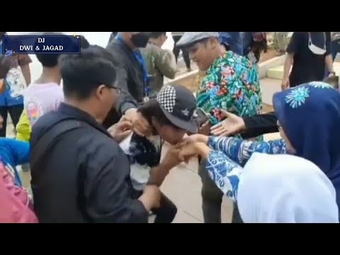 MASYA'ALLAH BONGE SOPAN BANGAT YAA ALLAH😭 FANS MINTA SALAMAN DICIUM TANGAN NYA.. SUKSES SLLU BONGE