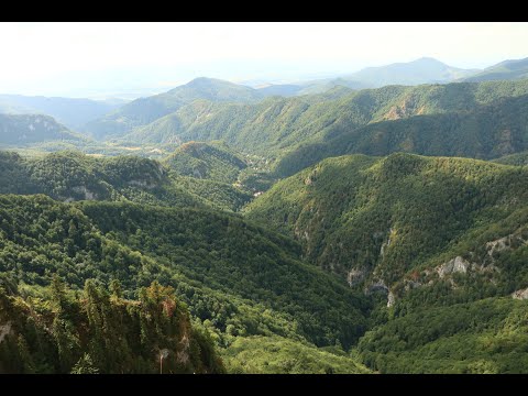 Drumeție vara la Pietrele Boghii din Padiș în munții Bihor