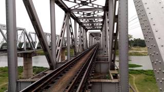 preview picture of video 'Freight train entering into a bridge'