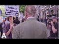 Hiddema lacht demonstranten weg