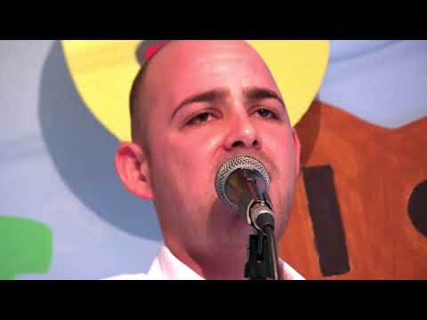 "Dammi u cori"...canta Salvatore Briganti.