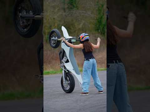 Is balancing a motorcycle harder than it looks ? 😅💪🏻