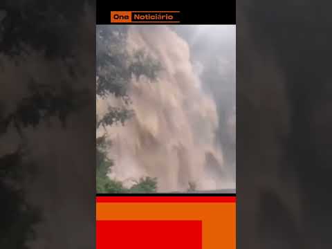 Chuvas fortes criam cachoeira na ERS - 488 entre Farroupilha e Nova Roma do Sul - RS