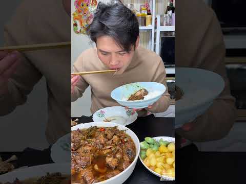 Pato de cerveza, acompañado de vino 