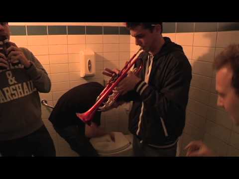 Concert de ouf dans ... les toilettes ! oO