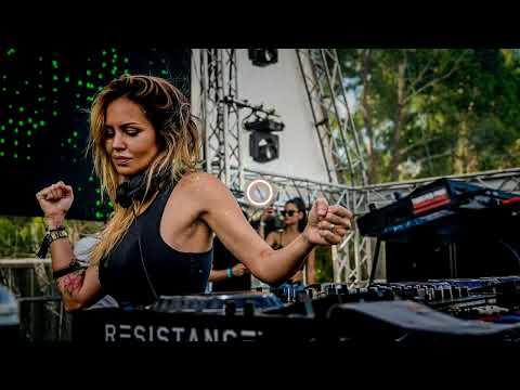 Deborah De Luca - I Go Out 🎧