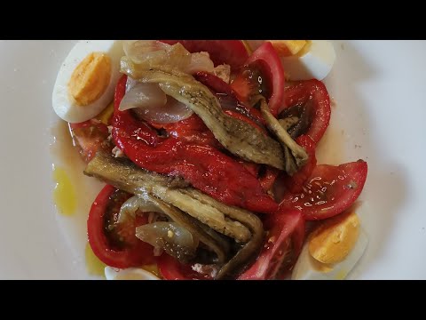 ESCALIVADA DE PIMIENTOS, BERENJENA Y CEBOLLA CON ATÚN AL NATURAL Y HUEVO 😋