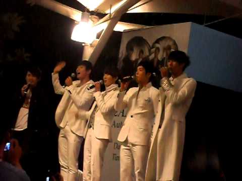 [FANCAM] 2AM entrance into Autograph session Singapore 101202