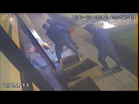 Bergamo, la "banda della spaccata": sfondano la vetrina con un ariete, bottino da 100mila euro