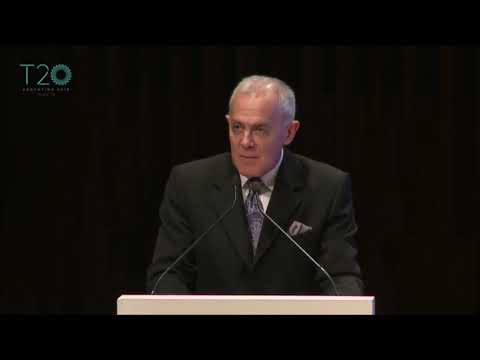 El locutor Martin Wullich presenta a Marcos Peña en inglés