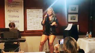 Cátia Maria canta no Bar Garota de Copacabana na Av. Atlântica