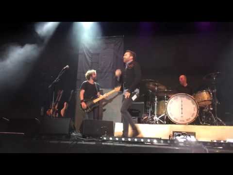 Denak Ez Du Balio - Berri Txarrak feat. Tim McIlrath