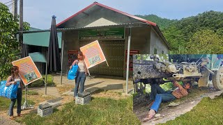 Download lagu The young woman gathered her belongings and repair tools, preparing to leave the place. mp3