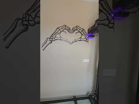 Déco murale chez un particulier : cœur en mains de squelette imprimé sur le mur