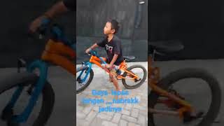 Download lagu lepas tangan,,,, nabrak jadinya#shorts mp3