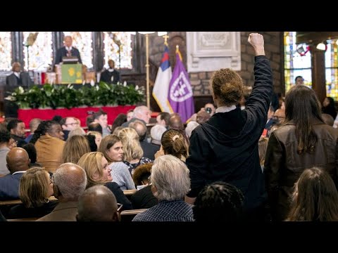 شاهد ناشطون مؤيدون لفلسطين يقاطعون كلمة للرئيس جو بايدن