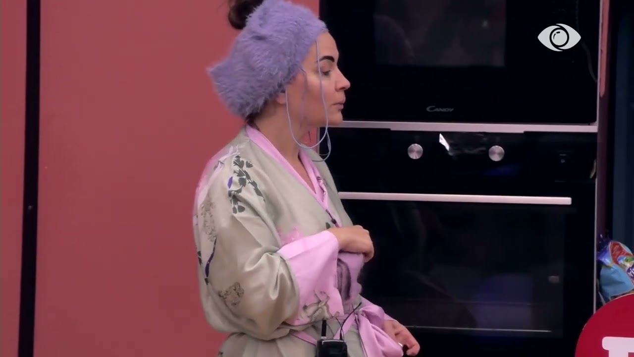 Natë e qetë në shtëpi/ Jozi këndon, i bashkohet edhe Egli: Faleminderit që me le…