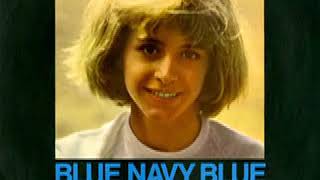 Musik-Video-Miniaturansicht zu Blue Navy Blue (Navy Blue) Songtext von Ria Bartok