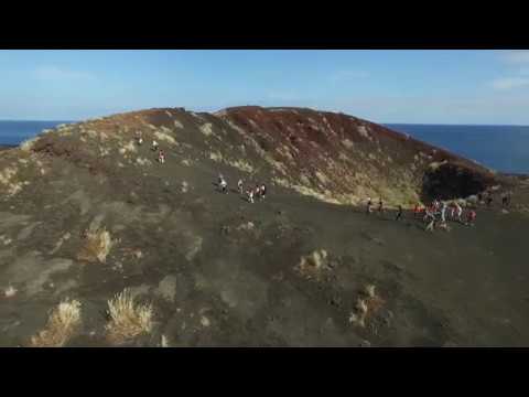 【空撮】ひょうたん山を歩く参加者