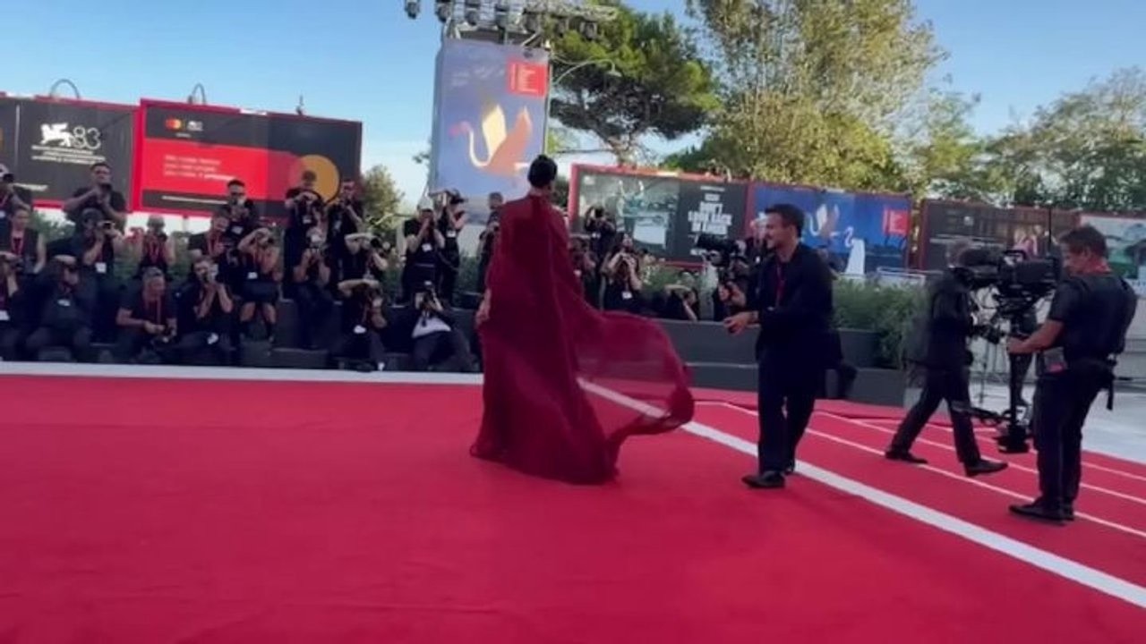 Rocio Munoz Morales sul red carpet di Venezia 83 in posa per i fotografi