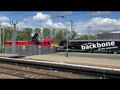 Class 90028 & Class 90039 passing through Nuneaton train station