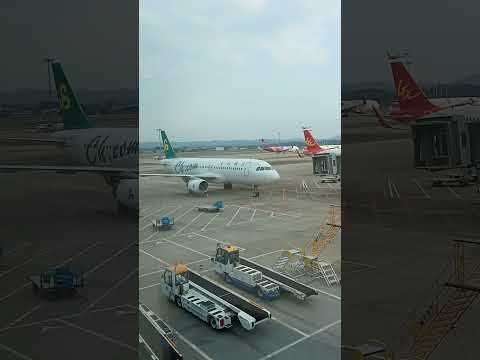 Partida do Aeroporto Internacional de Nanning, sul da China, para Bangkok, Tailândia.