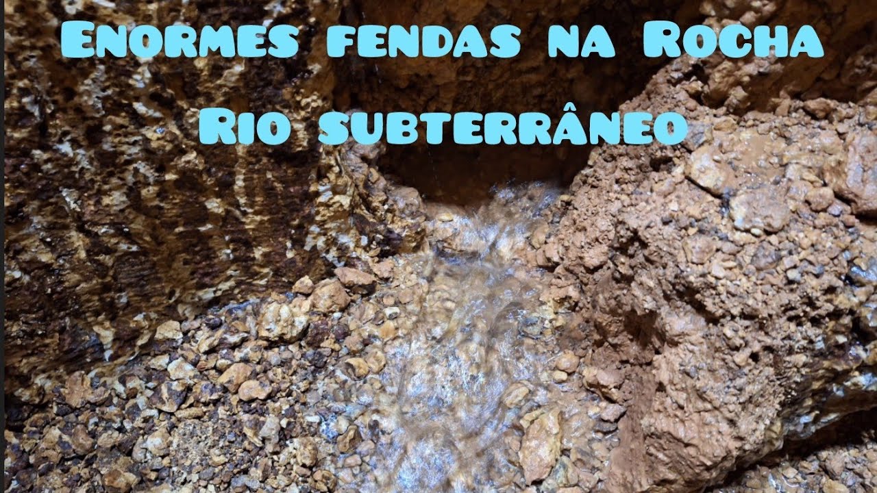 Rio subterrâneo na fenda da Rocha