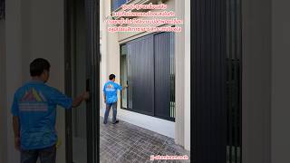 ประตูบานเลื่อนสลับแบบทึบมีลอนและช่องแสงในตัว