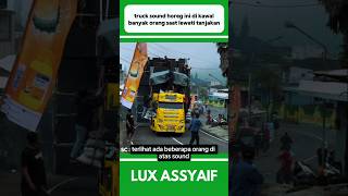 Download lagu A SOUND HOREG TRUCK IS ESCORTED BY MANY PEOPLE WHILE Climbing an Incline #shorts mp3