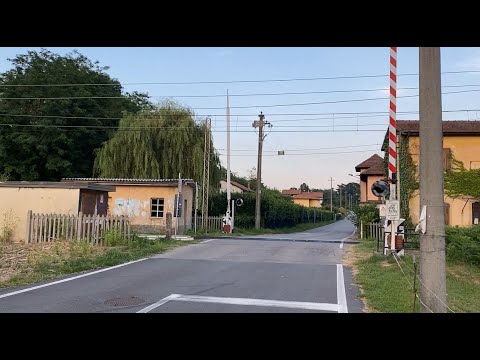 TRENO MERCI di BLS proveniente da ROTTERDAM al passaggio a livello di BREBBIA (VA) diretto a NOVARA