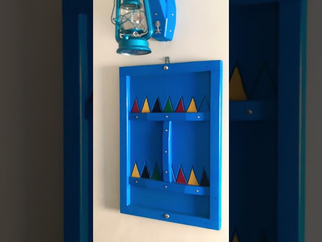 شباك تراثي مع قاعدة مع فانوس فتيل أزرق فاتح