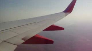 preview picture of video 'Southwest 737-700 Landing at Louisville SDF'