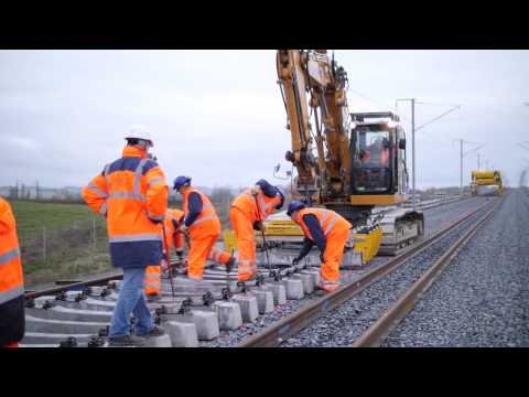 Les travaux de pose de voie de la LGV SEA : méthode avec pose de voie auxiliaire provisoire.