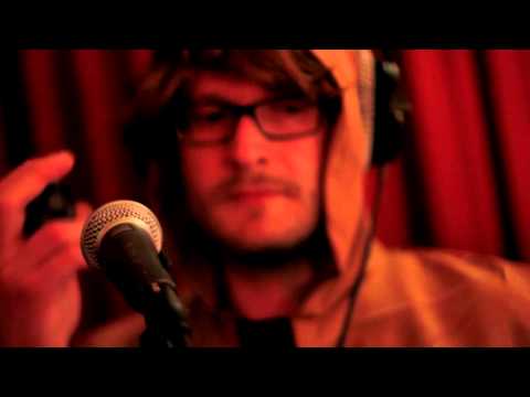 Studio Brussel: Mean - 'Padre song' & 'Ode to the one Euro lasagna' (live)