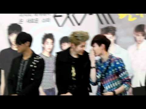 120510 EXO-M Fansign Event Kris Lay moment