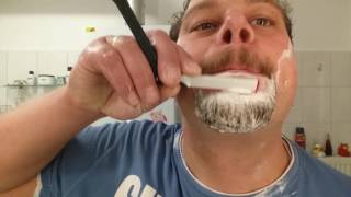 Klaus rasiert sich - Dovo Shavette Erstrasur